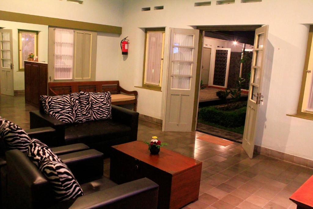 The Kresna Hotel Yogyakarta Exterior photo